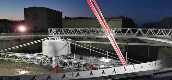 มีดโกนกากตะกอนสะพานเดินทางท่อคู่ที่ใช้สำหรับโรงบำบัดน้ำเสีย