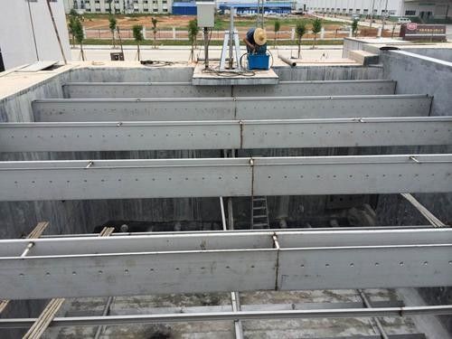 เครื่องขูดด้านล่างแบบลูกสูบใช้สำหรับสระน้ำเสียทรงสี่เหลี่ยม