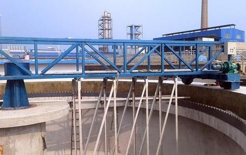 เครื่องขูดด้านล่างแบบลูกสูบใช้สำหรับสระน้ำเสียทรงสี่เหลี่ยม