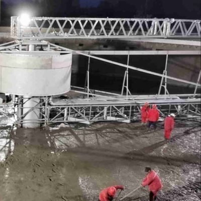 มีดโกนกากตะกอนสะพานเดินทางท่อคู่ที่ใช้สำหรับโรงบำบัดน้ำเสีย