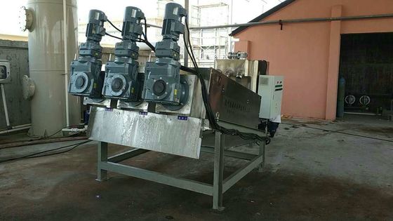 สามมอเตอร์ 300 เครื่องอัดตะกอนแบบเกลียวซ้อน Dewatering เกรดอุตสาหกรรม